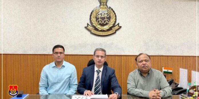 e4d70773-d864-498a-9044-5c317bef84e9-750x375-1.jpg ਚੰਡੀਗੜ੍ਹ ਗ੍ਰਨੇਡ ਹਮਲਾ: ਪੰਜਾਬ ਪੁਲਿਸ ਵੱਲੋਂ ਹੈਂਡ ਗ੍ਰਨੇਡ, ਜ਼ਿਗਾਨਾ ਪਿਸਤੌਲ ਸਮੇਤ ਪੰਜ ਵਿਅਕਤੀ ਗ੍ਰਿਫ਼ਤਾਰ