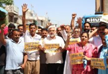 ਆਪ ਆਗੂਆਂ ਅਤੇ ਵਰਕਰਾਂ ਵੱਲੋਂ “ਪੰਜਾਬ ਦੇ ਗੱਦਾਰਾਂ” ਖ਼ਿਲਾਫ਼ ਸੂਬਾ ਵਿਆਪੀ ਪ੍ਰਦਰਸ਼ਨ, ਦਲਬਦਲੂ ਸੰਸਦ ਮੈਂਬਰਾਂ ਦੀ ਰਾਜ ਸਭਾ ਮੈਂਬਰੀ ਰੱਦ ਕਰਨ ਦੀ ਮੰਗ ਆਪ ਆਗੂਆਂ ਅਤੇ ਵਰਕਰਾਂ ਵੱਲੋਂ "ਪੰਜਾਬ ਦੇ ਗੱਦਾਰਾਂ" ਖ਼ਿਲਾਫ਼ ਸੂਬਾ ਵਿਆਪੀ ਪ੍ਰਦਰਸ਼ਨ, ਦਲਬਦਲੂ ਸੰਸਦ ਮੈਂਬਰਾਂ ਦੀ ਰਾਜ ਸਭਾ ਮੈਂਬਰੀ ਰੱਦ ਕਰਨ ਦੀ ਮੰਗ