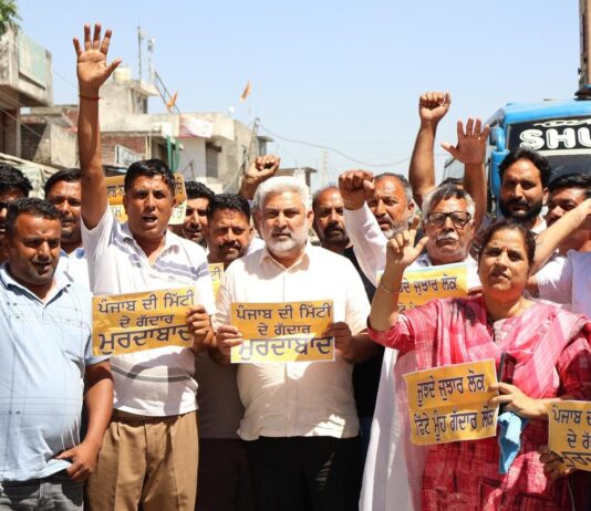 ਆਪ ਆਗੂਆਂ ਅਤੇ ਵਰਕਰਾਂ ਵੱਲੋਂ “ਪੰਜਾਬ ਦੇ ਗੱਦਾਰਾਂ” ਖ਼ਿਲਾਫ਼ ਸੂਬਾ ਵਿਆਪੀ ਪ੍ਰਦਰਸ਼ਨ, ਦਲਬਦਲੂ ਸੰਸਦ ਮੈਂਬਰਾਂ ਦੀ ਰਾਜ ਸਭਾ ਮੈਂਬਰੀ ਰੱਦ ਕਰਨ ਦੀ ਮੰਗ ਆਪ ਆਗੂਆਂ ਅਤੇ ਵਰਕਰਾਂ ਵੱਲੋਂ "ਪੰਜਾਬ ਦੇ ਗੱਦਾਰਾਂ" ਖ਼ਿਲਾਫ਼ ਸੂਬਾ ਵਿਆਪੀ ਪ੍ਰਦਰਸ਼ਨ, ਦਲਬਦਲੂ ਸੰਸਦ ਮੈਂਬਰਾਂ ਦੀ ਰਾਜ ਸਭਾ ਮੈਂਬਰੀ ਰੱਦ ਕਰਨ ਦੀ ਮੰਗ