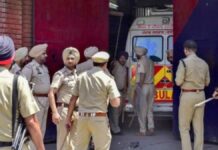 Breaking: ਪੰਜਾਬ ਵਿੱਚ ਪੁਲਿਸ ਅਤੇ ਬਦਮਾਸ਼ਾਂ ਵਿਚਾਲੇ ਐਨਕਾਊਂਟਰ | ਪੰਜਾਬ ਖ਼ਬਰਾਂ Punjab: ਪ੍ਰਾਈਵੇਟ ਹਸਪਤਾਲ 'ਚ ਕਿਡਨੀ ਟ੍ਰਾਂਸਪਲਾਂਟ ਰੈਕੇਟ ਦਾ ਪਰਦਾਫਾਸ਼, ਡਾ. ਮਨਪ੍ਰੀਤ ਕੌਰ ਫਰਾਰ | ਪੰਜਾਬ ਖ਼ਬਰਾਂ