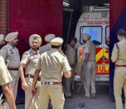 2 ਕਿਲੋ ਹੈਰੋਇਨ ਸਮੇਤ Punjab Police ਦਾ SHO ਗ੍ਰਿਫ਼ਤਾਰ | ਪੰਜਾਬ ਖ਼ਬਰਾਂ Punjab: ਪ੍ਰਾਈਵੇਟ ਹਸਪਤਾਲ 'ਚ ਕਿਡਨੀ ਟ੍ਰਾਂਸਪਲਾਂਟ ਰੈਕੇਟ ਦਾ ਪਰਦਾਫਾਸ਼, ਡਾ. ਮਨਪ੍ਰੀਤ ਕੌਰ ਫਰਾਰ | ਪੰਜਾਬ ਖ਼ਬਰਾਂ