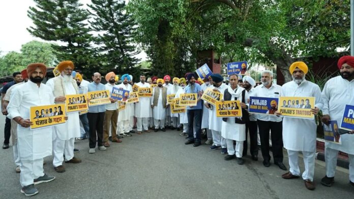CM ਮਾਨ ਸਣੇ AAP ਦੇ ਸਾਰੇ ਵਿਧਾਇਕ ਦਿੱਲੀ ਲਈ ਰਵਾਨਾ! ਰਾਸ਼ਟਰਪਤੀ ਨਾਲ ਕਰਨਗੇ ਮੁਲਾਕਾਤ | ਪੰਜਾਬ ਖ਼ਬਰਾਂ
