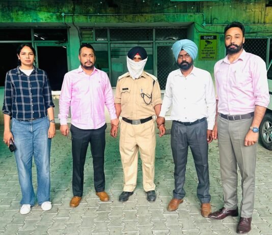 5000 ਰੁਪਏ ਰਿਸ਼ਵਤ ਲੈਂਦਾ ਗਲਾਡਾ ਦਾ ਸਕਿਉਰਿਟੀ ਗਾਰਡ ਵਿਜੀਲੈਂਸ ਬਿਊਰੋ ਨੇ ਰੰਗੇ ਹੱਥੀਂ ਕੀਤਾ ਕਾਬੂ 5000 ਰੁਪਏ ਰਿਸ਼ਵਤ ਲੈਂਦਾ ਗਲਾਡਾ ਦਾ ਸਕਿਉਰਿਟੀ ਗਾਰਡ ਵਿਜੀਲੈਂਸ ਬਿਊਰੋ ਨੇ ਰੰਗੇ ਹੱਥੀਂ ਕੀਤਾ ਕਾਬੂ