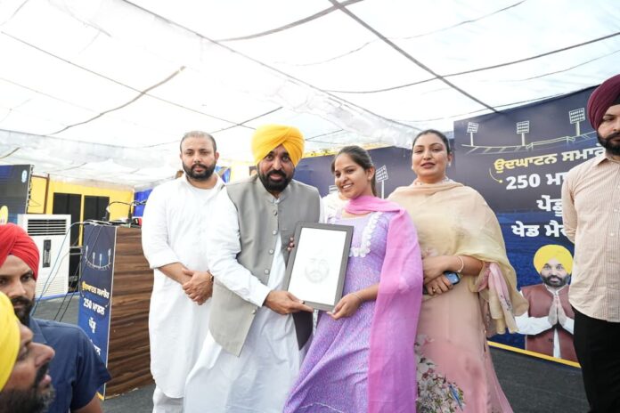 ਮੁੱਖ ਮੰਤਰੀ ਭਗਵੰਤ ਸਿੰਘ ਮਾਨ ਵੱਲੋਂ ਵਿਸ਼ਵ ਪੱਧਰੀ ਸਹੂਲਤਾਂ ਨਾਲ ਲੈਸ 250 ਪੇਂਡੂ ਖੇਡ ਮੈਦਾਨਾਂ ਦਾ ਉਦਘਾਟਨ; ਕਿਹਾ, ਪੰਜਾਬ ਦੇ ਪਿੰਡਾਂ ਤੋਂ ਅੰਤਰਰਾਸ਼ਟਰੀ ਪੱਧਰ ਦੇ ਖਿਡਾਰੀ ਪੈਦਾ ਹੋਣਗੇ