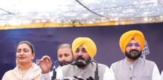 ਭਾਜਪਾ ਦੇ ਹੱਥ 700 ਕਿਸਾਨਾਂ ਦੇ ਖ਼ੂਨ ਨਾਲ ਰੰਗੇ ਹੋਏ, ਪੰਜਾਬ ਕਾਲੇ ਖੇਤੀ ਕਾਨੂੰਨਾਂ ਦੇ ਅਪਮਾਨ ਨੂੰ ਨਹੀਂ ਭੁੱਲੇਗਾ: ਮੁੱਖ ਮੰਤਰੀ ਭਗਵੰਤ ਸਿੰਘ ਮਾਨ ਭਾਜਪਾ ਦੇ ਹੱਥ 700 ਕਿਸਾਨਾਂ ਦੇ ਖ਼ੂਨ ਨਾਲ ਰੰਗੇ ਹੋਏ, ਪੰਜਾਬ ਕਾਲੇ ਖੇਤੀ ਕਾਨੂੰਨਾਂ ਦੇ ਅਪਮਾਨ ਨੂੰ ਨਹੀਂ ਭੁੱਲੇਗਾ: ਮੁੱਖ ਮੰਤਰੀ ਭਗਵੰਤ ਸਿੰਘ ਮਾਨ