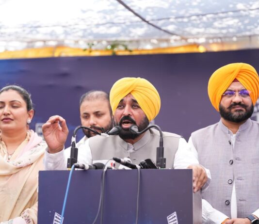 ਭਾਜਪਾ ਦੇ ਹੱਥ 700 ਕਿਸਾਨਾਂ ਦੇ ਖ਼ੂਨ ਨਾਲ ਰੰਗੇ ਹੋਏ, ਪੰਜਾਬ ਕਾਲੇ ਖੇਤੀ ਕਾਨੂੰਨਾਂ ਦੇ ਅਪਮਾਨ ਨੂੰ ਨਹੀਂ ਭੁੱਲੇਗਾ: ਮੁੱਖ ਮੰਤਰੀ ਭਗਵੰਤ ਸਿੰਘ ਮਾਨ ਭਾਜਪਾ ਦੇ ਹੱਥ 700 ਕਿਸਾਨਾਂ ਦੇ ਖ਼ੂਨ ਨਾਲ ਰੰਗੇ ਹੋਏ, ਪੰਜਾਬ ਕਾਲੇ ਖੇਤੀ ਕਾਨੂੰਨਾਂ ਦੇ ਅਪਮਾਨ ਨੂੰ ਨਹੀਂ ਭੁੱਲੇਗਾ: ਮੁੱਖ ਮੰਤਰੀ ਭਗਵੰਤ ਸਿੰਘ ਮਾਨ