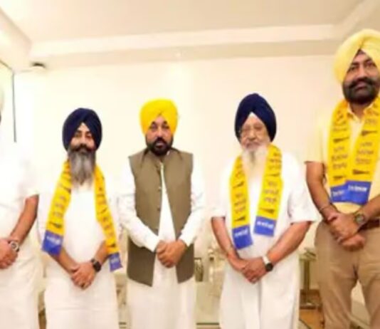 ਅਕਾਲੀ ਦਲ ਨੂੰ ਵੱਡਾ ਝਟਕਾ: ਸਾਬਕਾ ਰਾਜ ਸਭਾ ਮੈਂਬਰ ਸਾਥੀਆਂ ਸਮੇਤ ‘AAP’ ਵਿੱਚ ਸ਼ਾਮਲ | ਪੰਜਾਬ ਖ਼ਬਰਾਂ ਸਾਬਕਾ ਰਾਜ ਸਭਾ ਮੈਂਬਰ ਮਜੀਠਾ ਨੇ ਅਕਾਲੀ ਦਲ ਨੂੰ ਕਿਹਾ ਅਲਵਿਦਾ, 'AAP' ਦਾ ਫੜਿਆ ਝਾੜੂ | ਪੰਜਾਬ ਖ਼ਬਰਾਂ