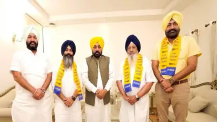ਸਾਬਕਾ ਰਾਜ ਸਭਾ ਮੈਂਬਰ ਮਜੀਠਾ ਨੇ ਅਕਾਲੀ ਦਲ ਨੂੰ ਕਿਹਾ ਅਲਵਿਦਾ, 'AAP' ਦਾ ਫੜਿਆ ਝਾੜੂ | ਪੰਜਾਬ ਖ਼ਬਰਾਂ