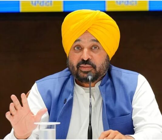 CM ਮਾਨ ਨੇ ਵੰਡੇ ਨਵੇਂ ਰਾਸ਼ਨ ਡਿਪੂਆਂ ਲਈ ਅਲਾਟਮੈਂਟ ਲੈਟਰ …2800 ਡਿਪੂਆਂ ਦੇ ਲਾਇਸੰਸ ਕੀਤੇ ਜਾਰੀ | ਮੈਂ ਵੀਡੀਓ ਵਿੱਚ ਨਹੀਂ ਹਾਂ; ਮੈਨੂੰ ਬਦਨਾਮ ਕਰਨ ਦੀ ਸਾਜ਼ਿਸ਼ ਰਚੀ ਜਾ ਰਹੀ ਹੈ: ਭਗਵੰਤ ਮਾਨ | ਪੰਜਾਬ ਖ਼ਬਰਾਂ