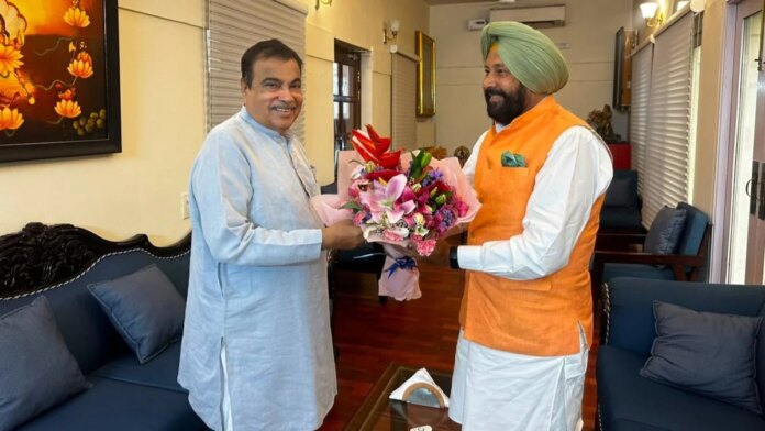 ਢਿੱਲੋਂ ਨੇ ਗਡਕਰੀ ਨਾਲ ਕੀਤੀ ਮੁਲਾਕਾਤ; ਪੰਜਾਬ ਦੇ ਵਿਕਾਸ ਪ੍ਰੋਜੈਕਟਾਂ ‘ਤੇ ਹੋਈ ਚਰਚਾ | ਪੰਜਾਬ ਖ਼ਬਰਾਂ