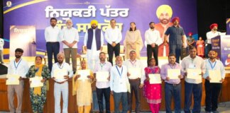 CM ਭਗਵੰਤ ਮਾਨ ਨੇ ਵਣ ਵਿਭਾਗ ਦੇ 516 ਕਰਮਚਾਰੀਆਂ ਨੂੰ ਕੀਤਾ ਪੱਕਾ, ਠੇਕੇਦਾਰੀ ਪ੍ਰਥਾ ਖ਼ਤਮ ਕਰਨ ਦਾ ਐਲਾਨ | ਪੰਜਾਬ ਖ਼ਬਰਾਂ ਪੁਰਾਣੇ ਹੱਥ ਲਿਖਤ ਜਨਮ ਪ੍ਰਮਾਣ-ਪੱਤਰ ਬਣਾਓ ਡਿਜੀਟਲ, ਮੋਬਾਈਲ ਤੋਂ ਹੀ ਮੁਫ਼ਤ ਵਿਚ ਹੋਵੇਗਾ