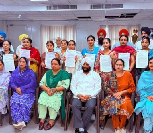 ਵਿਧਾਇਕ ਕੁਲਵੰਤ ਸਿੰਘ ਨੇ 9 ਆਂਗਣਵਾੜੀ ਵਰਕਰਾਂ ਨੂੰ ਸੌਂਪੇ ਨਿਯੁਕਤੀ ਪੱਤਰ | ਵਿਧਾਇਕ ਕੁਲਵੰਤ ਸਿੰਘ ਨੇ 9 ਆਂਗਣਵਾੜੀ ਵਰਕਰਾਂ ਨੂੰ ਸੌਂਪੇ ਨਿਯੁਕਤੀ ਪੱਤਰ | ਪੰਜਾਬ ਖ਼ਬਰਾਂ