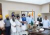ਜਥੇਦਾਰ ਹਵਾਰਾ ਦੀ ਪੈਰੋਲ ਅਤੇ ਭਾਈ ਰਾਜੋਆਣਾ ਦੀ ਪਟੀਸ਼ਨ ‘ਤੇ ਫੈਸਲੇ ਬਾਰੇ ਪੰਥਕ ਲੀਡਰਾਂ ਦਾ ਵਫਦ ਰਾਜਪਾਲ ਪੰਜਾਬ ਨੂੰ ਮਿਲਿਆ- ਪ੍ਰੋ ਚੰਦੂਮਾਜਰਾ | ਜਥੇਦਾਰ ਹਵਾਰਾ ਦੀ ਪੈਰੋਲ ਅਤੇ ਭਾਈ ਰਾਜੋਆਣਾ ਦੀ ਪਟੀਸ਼ਨ 'ਤੇ ਫੈਸਲੇ ਬਾਰੇ ਪੰਥਕ ਲੀਡਰਾਂ ਦਾ ਵਫਦ ਰਾਜਪਾਲ ਪੰਜਾਬ ਨੂੰ ਮਿਲਿਆ- ਪ੍ਰੋ ਚੰਦੂਮਾਜਰਾ | ਪੰਜਾਬ ਖ਼ਬਰਾਂ