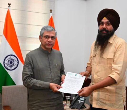 AAP ਸਾਂਸਦ ਮਲਵਿੰਦਰ ਕੰਗ ਨੇ ਕੇਂਦਰੀ ਰੇਲ ਮੰਤਰੀ ਅਸ਼ਵਨੀ ਵੈਸ਼ਨਵ ਨਾਲ ਕੀਤੀ ਮੁਲਾਕਾਤ | AAP ਸਾਂਸਦ ਮਲਵਿੰਦਰ ਕੰਗ ਨੇ ਕੇਂਦਰੀ ਰੇਲ ਮੰਤਰੀ ਅਸ਼ਵਨੀ ਵੈਸ਼ਨਵ ਨਾਲ ਕੀਤੀ ਮੁਲਾਕਾਤ | ਪੰਜਾਬ ਖ਼ਬਰਾਂ