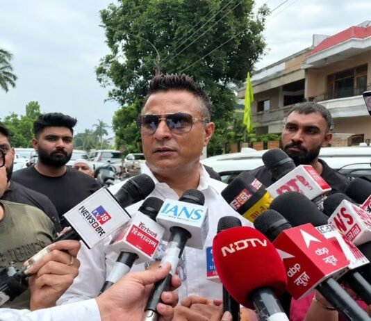 ਕੌਣ ਹੈ ਚੰਡੀਗੜ੍ਹ ਵਿਚ ਪੈਟਰੋਲ ਦਾ ਲੰਗਰ ਲਗਾਉਣ ਵਾਲੇ ‘ਰਾਜਾ ਦ ਕਿੰਗ’, ਕਿੱਥੋਂ ਲਿਆਉਂਦੈ ਪੈਸਾ? ਅੱਗੇ iPhone ਵੰਡਣ ਦਾ ਵੀ ਪਲਾਨ | ਕੌਣ ਹੈ ਚੰਡੀਗੜ੍ਹ ਵਿਚ ਪੈਟਰੋਲ ਦਾ ਲੰਗਰ ਲਗਾਉਣ ਵਾਲੇ 'ਰਾਜਾ ਦ ਕਿੰਗ', ਕਿੱਥੋਂ ਲਿਆਉਂਦੈ ਪੈਸਾ? ਅੱਗੇ iPhone ਵੰਡਣ ਦਾ ਵੀ ਪਲਾਨ | ਪੰਜਾਬ ਖ਼ਬਰਾਂ