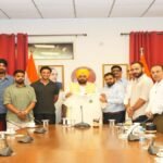 CM ਭਗਵੰਤ ਮਾਨ ਸ਼ੇਰ-ਏ-ਪੰਜਾਬ T-20 ਕੱਪ ਦੇ ਖਿਡਾਰੀਆਂ ਨਾਲ ਕੀਤੀ ਮੁਲਾਕਾਤ, ‘ਖੇਡਦਾ ਪੰਜਾਬ, ਵਧਦਾ ਪੰਜਾਬ’ ਦਾ ਦਿੱਤਾ ਸੰਦੇਸ਼| CM ਭਗਵੰਤ ਮਾਨ ਸ਼ੇਰ-ਏ-ਪੰਜਾਬ T-20 ਕੱਪ ਦੇ ਖਿਡਾਰੀਆਂ ਨਾਲ ਕੀਤੀ ਮੁਲਾਕਾਤ, 'ਖੇਡਦਾ ਪੰਜਾਬ, ਵਧਦਾ ਪੰਜਾਬ' ਦਾ ਦਿੱਤਾ ਸੰਦੇਸ਼ | ਪੰਜਾਬ ਖ਼ਬਰਾਂ