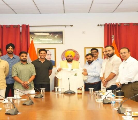 CM ਭਗਵੰਤ ਮਾਨ ਸ਼ੇਰ-ਏ-ਪੰਜਾਬ T-20 ਕੱਪ ਦੇ ਖਿਡਾਰੀਆਂ ਨਾਲ ਕੀਤੀ ਮੁਲਾਕਾਤ, ‘ਖੇਡਦਾ ਪੰਜਾਬ, ਵਧਦਾ ਪੰਜਾਬ’ ਦਾ ਦਿੱਤਾ ਸੰਦੇਸ਼| CM ਭਗਵੰਤ ਮਾਨ ਸ਼ੇਰ-ਏ-ਪੰਜਾਬ T-20 ਕੱਪ ਦੇ ਖਿਡਾਰੀਆਂ ਨਾਲ ਕੀਤੀ ਮੁਲਾਕਾਤ, 'ਖੇਡਦਾ ਪੰਜਾਬ, ਵਧਦਾ ਪੰਜਾਬ' ਦਾ ਦਿੱਤਾ ਸੰਦੇਸ਼ | ਪੰਜਾਬ ਖ਼ਬਰਾਂ