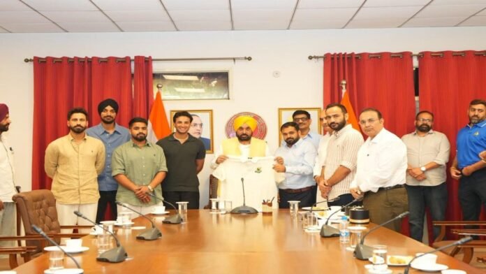 CM ਭਗਵੰਤ ਮਾਨ ਸ਼ੇਰ-ਏ-ਪੰਜਾਬ T-20 ਕੱਪ ਦੇ ਖਿਡਾਰੀਆਂ ਨਾਲ ਕੀਤੀ ਮੁਲਾਕਾਤ, 'ਖੇਡਦਾ ਪੰਜਾਬ, ਵਧਦਾ ਪੰਜਾਬ' ਦਾ ਦਿੱਤਾ ਸੰਦੇਸ਼ | ਪੰਜਾਬ ਖ਼ਬਰਾਂ