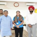 CWG-2026 ਵਿੱਚ ਚਾਂਦੀ ਤਮਗਾ ਜਿੱਤਣ ਵਾਲੀ ਹਰਜਿੰਦਰ ਕੌਰ ਨੂੰ ਰਾਜਪਾਲ ਗੁਲਾਬ ਚੰਦ ਕਟਾਰੀਆ ਨੇ ਕੀਤਾ ਸਨਮਾਨਿਤ | CWG-2026 ਵਿੱਚ ਚਾਂਦੀ ਤਮਗਾ ਜਿੱਤਣ ਵਾਲੀ ਹਰਜਿੰਦਰ ਕੌਰ ਨੂੰ ਰਾਜਪਾਲ ਗੁਲਾਬ ਚੰਦ ਕਟਾਰੀਆ ਨੇ ਕੀਤਾ ਸਨਮਾਨਿਤ | ਪੰਜਾਬ ਖ਼ਬਰਾਂ