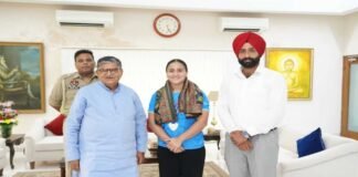 CWG-2026 ਵਿੱਚ ਚਾਂਦੀ ਤਮਗਾ ਜਿੱਤਣ ਵਾਲੀ ਹਰਜਿੰਦਰ ਕੌਰ ਨੂੰ ਰਾਜਪਾਲ ਗੁਲਾਬ ਚੰਦ ਕਟਾਰੀਆ ਨੇ ਕੀਤਾ ਸਨਮਾਨਿਤ | CWG-2026 ਵਿੱਚ ਚਾਂਦੀ ਤਮਗਾ ਜਿੱਤਣ ਵਾਲੀ ਹਰਜਿੰਦਰ ਕੌਰ ਨੂੰ ਰਾਜਪਾਲ ਗੁਲਾਬ ਚੰਦ ਕਟਾਰੀਆ ਨੇ ਕੀਤਾ ਸਨਮਾਨਿਤ | ਪੰਜਾਬ ਖ਼ਬਰਾਂ