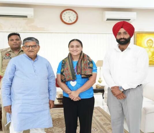 CWG-2026 ਵਿੱਚ ਚਾਂਦੀ ਤਮਗਾ ਜਿੱਤਣ ਵਾਲੀ ਹਰਜਿੰਦਰ ਕੌਰ ਨੂੰ ਰਾਜਪਾਲ ਗੁਲਾਬ ਚੰਦ ਕਟਾਰੀਆ ਨੇ ਕੀਤਾ ਸਨਮਾਨਿਤ | CWG-2026 ਵਿੱਚ ਚਾਂਦੀ ਤਮਗਾ ਜਿੱਤਣ ਵਾਲੀ ਹਰਜਿੰਦਰ ਕੌਰ ਨੂੰ ਰਾਜਪਾਲ ਗੁਲਾਬ ਚੰਦ ਕਟਾਰੀਆ ਨੇ ਕੀਤਾ ਸਨਮਾਨਿਤ | ਪੰਜਾਬ ਖ਼ਬਰਾਂ
