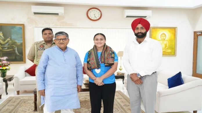 CWG-2026 ਵਿੱਚ ਚਾਂਦੀ ਤਮਗਾ ਜਿੱਤਣ ਵਾਲੀ ਹਰਜਿੰਦਰ ਕੌਰ ਨੂੰ ਰਾਜਪਾਲ ਗੁਲਾਬ ਚੰਦ ਕਟਾਰੀਆ ਨੇ ਕੀਤਾ ਸਨਮਾਨਿਤ | ਪੰਜਾਬ ਖ਼ਬਰਾਂ