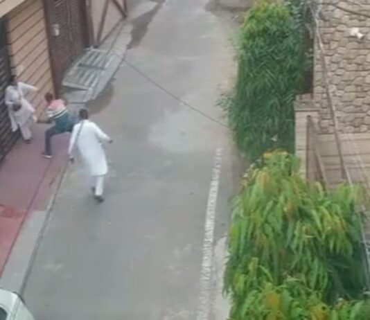amritsar woman attacked by brother with iron rod cctv video surfaces | (Amritsar News) amritsar woman attacked by brother with iron rod cctv video surfaces | ਅੰਮ੍ਰਿਤਸਰ ਖ਼ਬਰਾਂ (Amritsar News)