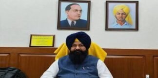 ਚੇਅਰਮੈਨ ਜਸਵੀਰ ਸਿੰਘ ਗੜ੍ਹੀ ਨੇ ਖੁੱਲ੍ਹੇ ਦਰਬਾਰ ਦੌਰਾਨ ਲੋਕਾਂ ਦੀਆਂ ਮੁਸ਼ਕਿਲਾਂ ਸੁਣਕੇ ਕੀਤੀਆਂ ਹੱਲ | ਚੇਅਰਮੈਨ ਜਸਵੀਰ ਸਿੰਘ ਗੜ੍ਹੀ ਨੇ ਖੁੱਲ੍ਹੇ ਦਰਬਾਰ ਦੌਰਾਨ ਲੋਕਾਂ ਦੀਆਂ ਮੁਸ਼ਕਿਲਾਂ ਸੁਣਕੇ ਕੀਤੀਆਂ ਹੱਲ | ਪੰਜਾਬ ਖ਼ਬਰਾਂ