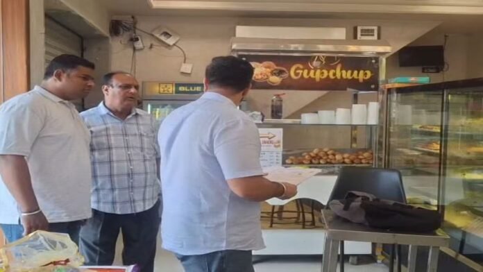 KOTKAPURA-HEALTH-DEPARTMENT-RAID-2026-08-b6e1ddf9cffc69bfbb031a13c3286eec-1200x675.jpg ਰੱਖੜੀ ਤੋਂ ਪਹਿਲਾਂ ਸਿਹਤ ਵਿਭਾਗ ਦੀ ਮਿਠਾਈ ਦੀਆਂ ਦੁਕਾਨਾਂ 'ਤੇ ਛਾਪੇਮਾਰੀ, ਸੈਂਪਲ ਭਰੇ | ਪੰਜਾਬ ਖ਼ਬਰਾਂ