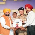 ਪੰਜਾਬ ਪੁਲਿਸ ਵਿੱਚ 1,746 ਨਵੇਂ ਕਾਂਸਟੇਬਲਾਂ ਦੀ ਭਰਤੀ, CM ਭਗਵੰਤ ਮਾਨ ਨੇ ਸੌਂਪੇ ਨਿਯੁਕਤੀ ਪੱਤਰ | ਪੰਜਾਬ ਸਰਕਾਰ ਵੱਲੋਂ ਹੜਤਾਲੀ ਕਰਮਚਾਰੀਆਂ ’ਤੇ ਵੱਡਾ ਐਕਸ਼ਨ, ਗੈਰਹਾਜ਼ਰ ਕਰਮਚਾਰੀਆਂ ਦੀ...