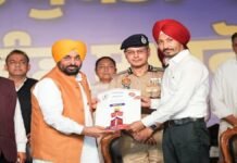 ਪੰਜਾਬ ਪੁਲਿਸ ਵਿੱਚ 1,746 ਨਵੇਂ ਕਾਂਸਟੇਬਲਾਂ ਦੀ ਭਰਤੀ, CM ਭਗਵੰਤ ਮਾਨ ਨੇ ਸੌਂਪੇ ਨਿਯੁਕਤੀ ਪੱਤਰ | ਪੰਜਾਬ ਸਰਕਾਰ ਵੱਲੋਂ ਹੜਤਾਲੀ ਕਰਮਚਾਰੀਆਂ ’ਤੇ ਵੱਡਾ ਐਕਸ਼ਨ, ਗੈਰਹਾਜ਼ਰ ਕਰਮਚਾਰੀਆਂ ਦੀ...