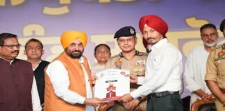 ਪੰਜਾਬ ਪੁਲਿਸ ਵਿੱਚ 1,746 ਨਵੇਂ ਕਾਂਸਟੇਬਲਾਂ ਦੀ ਭਰਤੀ, CM ਭਗਵੰਤ ਮਾਨ ਨੇ ਸੌਂਪੇ ਨਿਯੁਕਤੀ ਪੱਤਰ | ਪੰਜਾਬ ਸਰਕਾਰ ਵੱਲੋਂ ਹੜਤਾਲੀ ਕਰਮਚਾਰੀਆਂ ’ਤੇ ਵੱਡਾ ਐਕਸ਼ਨ, ਗੈਰਹਾਜ਼ਰ ਕਰਮਚਾਰੀਆਂ ਦੀ...