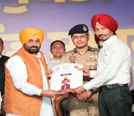 ਪੰਜਾਬ ਪੁਲਿਸ ਵਿੱਚ 1,746 ਨਵੇਂ ਕਾਂਸਟੇਬਲਾਂ ਦੀ ਭਰਤੀ, CM ਭਗਵੰਤ ਮਾਨ ਨੇ ਸੌਂਪੇ ਨਿਯੁਕਤੀ ਪੱਤਰ | ਪੰਜਾਬ ਸਰਕਾਰ ਵੱਲੋਂ ਹੜਤਾਲੀ ਕਰਮਚਾਰੀਆਂ ’ਤੇ ਵੱਡਾ ਐਕਸ਼ਨ, ਗੈਰਹਾਜ਼ਰ ਕਰਮਚਾਰੀਆਂ ਦੀ...