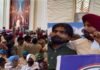 Bathinda: ਕਾਂਗਰਸ ਦੀ ਸਟੇਜ ਤੋਂ ਵੜਿੰਗ ਸਾਹਮਣੇ ਨਾਅਰੇ ਲਗਾਉਣ ਵਾਲਾ ਨਿਕਲਿਆ ‘ਚਿੱਟਾ ਤਸਕਰ’ | Bathinda: ਕਾਂਗਰਸ ਦੀ ਸਟੇਜ ਤੋਂ ਵੜਿੰਗ ਸਾਹਮਣੇ ਨਾਅਰੇ ਲਗਾਉਣ ਵਾਲਾ ਨਿਕਲਿਆ 'ਚਿੱਟਾ ਤਸਕਰ' | ਪੰਜਾਬ ਖ਼ਬਰਾਂ