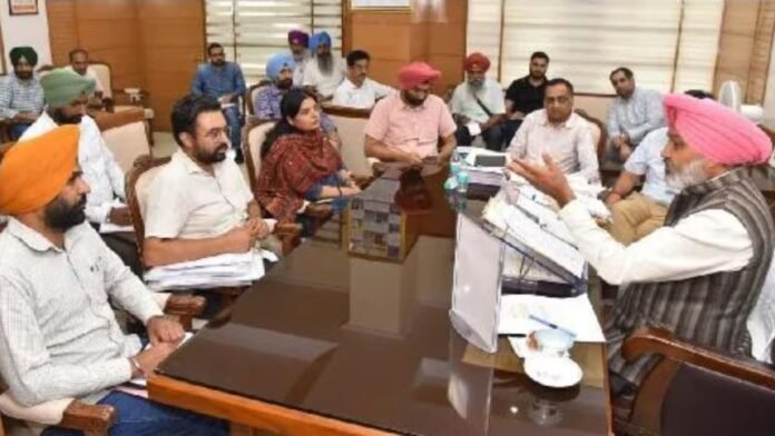 ਵਿੱਤ ਮੰਤਰੀ ਹਰਪਾਲ ਸਿੰਘ ਚੀਮਾ ਵੱਲੋਂ ਟਰਾਂਸਪੋਰਟ ਅਤੇ ਜਲ ਸਪਲਾਈ ਵਿਭਾਗ ਦੀਆਂ ਮੁਲਾਜ਼ਮ ਯੂਨੀਅਨਾਂ ਨਾਲ ਮੀਟਿੰਗਾਂ | ਪੰਜਾਬ ਖ਼ਬਰਾਂ
