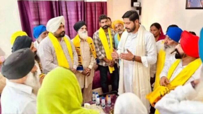 ਅਕਾਲੀ ਦਲ ਨੂੰ ਲੱਗਾ ਵੱਡਾ ਝਟਕਾ; ਕਈ ਪਰਿਵਾਰ ਆਮ ਆਦਮੀ ਪਾਰਟੀ 'ਚ ਸ਼ਾਮਿਲ | ਪੰਜਾਬ ਖ਼ਬਰਾਂ
