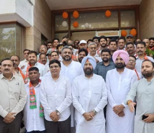 ਪੰਜਾਬ ‘ਚ ਭਾਜਪਾ ਨੂੰ ਵੱਡਾ ਹੁੰਗਾਰਾ: 250 ਤੋਂ ਵੱਧ ਆਗੂ ਪਾਰਟੀ ‘ਚ ਸ਼ਾਮਲ | ਪੰਜਾਬ ‘ਚ ਭਾਜਪਾ ਨੂੰ ਵੱਡਾ ਹੁੰਗਾਰਾ: 250 ਤੋਂ ਵੱਧ ਆਗੂ ਪਾਰਟੀ ‘ਚ ਸ਼ਾਮਲ | ਪੰਜਾਬ ਖ਼ਬਰਾਂ