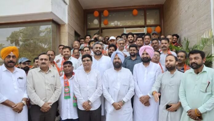 punjab-bjp-2026-08-5b7f96d8f7749cadf7b18953694743dd-1200x675.jpg ਪੰਜਾਬ ‘ਚ ਭਾਜਪਾ ਨੂੰ ਵੱਡਾ ਹੁੰਗਾਰਾ: 250 ਤੋਂ ਵੱਧ ਆਗੂ ਪਾਰਟੀ ‘ਚ ਸ਼ਾਮਲ | ਪੰਜਾਬ ਖ਼ਬਰਾਂ