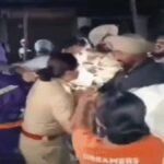 ਅੰਮ੍ਰਿਤਸਰ ’ਚ ਨਿਹੰਗਾਂ ਦਾ ਹੰਗਾਮਾ, ਮਹਿਲਾ SHO ਨਾਲ ਵੀ ਹੋਈ ਖਿੱਚੋਤਾਣ, ਜਾਣੋ ਪੂਰਾ ਮਾਮਲਾ | ਟ੍ਰੰਪ ਨੂੰ ਮਿਲਿਆ 100% ਟੈਰਿਫ ਵਾਲਾ ‘ਬ੍ਰਹਮਾਸਤਰ’, ਭਾਰਤ ‘ਤੇ ਕਿੰਨਾ ਖ਼ਤਰਾ?