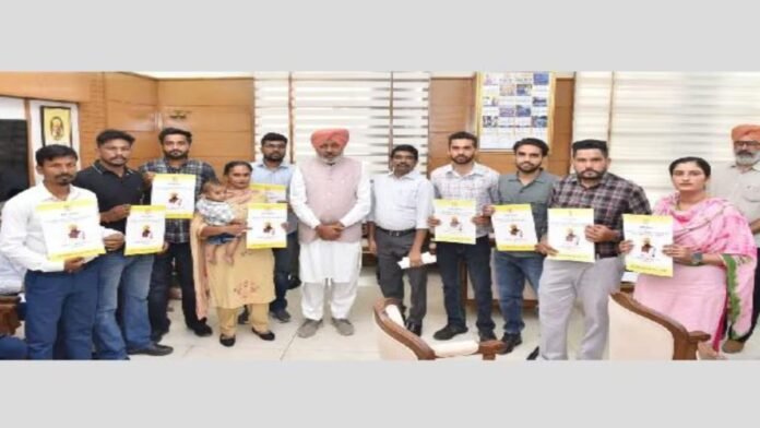 HARPAL-SINGH-CHEEMA-2026-09-a313446123219c03d2c88f5b603da69d-1200x675.jpg ਵਿੱਤ ਮੰਤਰੀ ਹਰਪਾਲ ਚੀਮਾ ਨੇ 12 ਨਵੇਂ ਕਲਰਕਾਂ ਨੂੰ ਸੌਂਪੇ ਨਿਯੁਕਤੀ ਪੱਤਰ