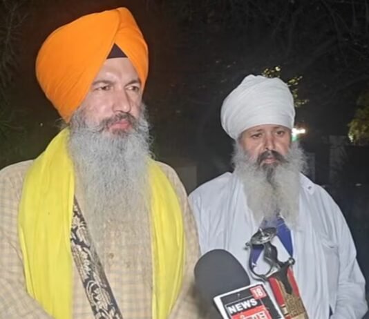 amarjit singh chawla fir case dharam yudh morcha to meet punjab governor | ਕੁੜੀ ਦੀ ਸ਼ਰੇਆਮ ਕੁੱਟਮਾਰ ਦਾ ਵੀਡੀਓ ਵਾਇਰਲ, ਵਾਲਾਂ ਤੋਂ ਫੜ ਕੇ ਮਾਰੇ ਥੱਪੜ