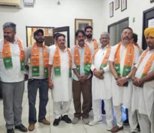 ਕਾਂਗਰਸ ਨੂੰ ਵੱਡਾ ਝਟਕਾ! ਟਕਸਾਲੀ ਲੀਡਰਾਂ ਨੇ BJP ਦੇ ਹੱਕ ‘ਚ ਬਦਲੀਆਂ ਸਿਆਸੀ ਵਫਾਦਾਰੀਆਂ | MLA ਦੀ ਵੀਡੀਓ ਵਾਇਰਲ, ਕਿਹਾ, ਮੇਰਾ ਬੰਦਾ ਨਹੀਂ ਜਿੱਤਿਆ ਤਾਂ...