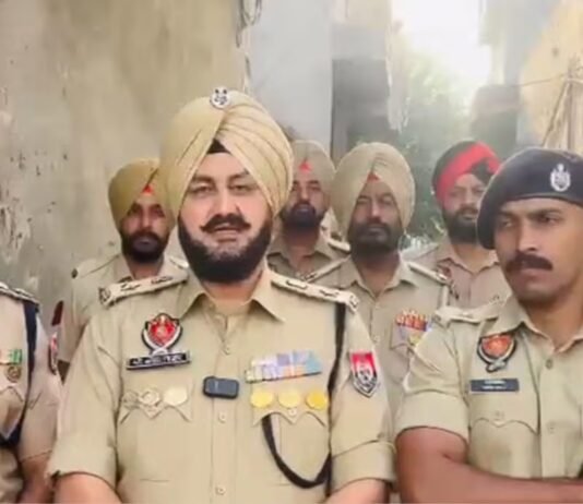 amritsar-guru-ki-wadali-caso-operation-6-rounded-up-and-3-vehicles-seized | ਮਾਂ ਨਾਲ ਜ਼ਿੱਦ ਨਾ ਕਰਦੀ ਇਹ ਬੱਚੀ ਤਾਂ ਕਰੈਸ਼ ਹੋ ਜਾਂਦੀ ਫਲਾਈਟ, ਕੈਪਟਨ ਸਮਿਤ ਨੂੰ ਲੜਦਿ