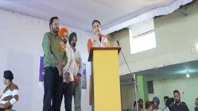 CM ਦੇਵੇਂਦਰ ਫੜਨਵੀਸ ਨੇ ਟਾਈਗਰ ਸ਼ਰਾਫ 'ਤੇ Firing ਬਾਰੇ ਪੁਲਿਸ ਕਮਿਸ਼ਨਰ ਨੂੰ ਕੀਤਾ ਫੋਨ